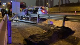 TEM Otoyolu’nda otomobil bariyerlere ok gibi saplandı: 1 ölü, 1 ağır yaralı