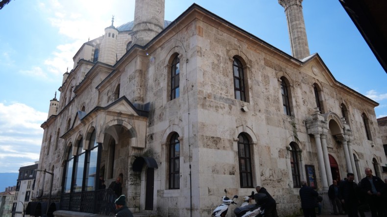 Görenler hayrete düşüyor, bu sütunlar 642 yıllık caminin sigortası