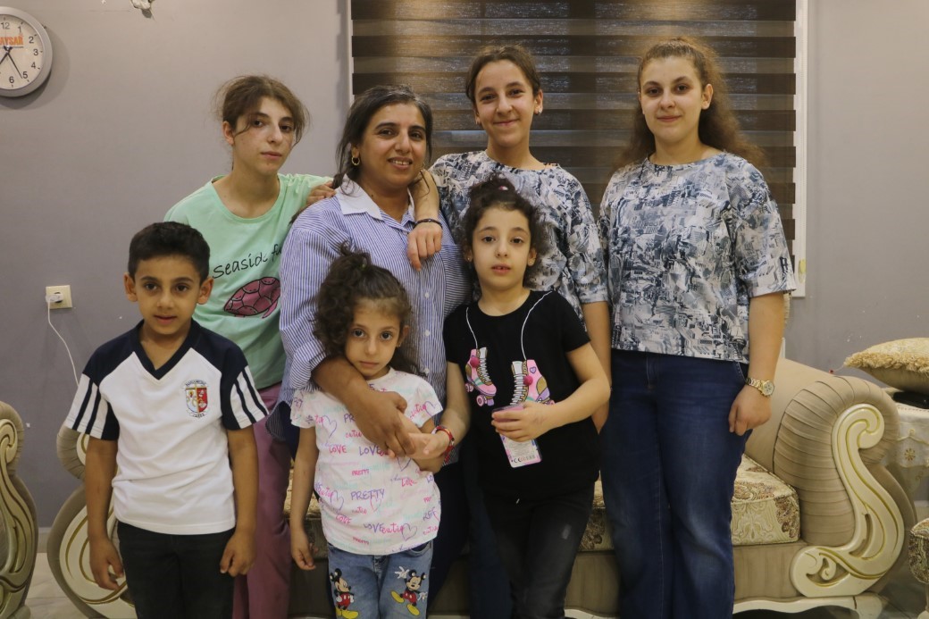 “İyi ki iyiler var”: Depremden sonra 5 kız çocuğuna annelik yapıyor