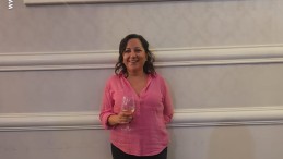 Gazeteci Derya Uysal bağ gezisi düzenliyor