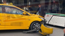 İzmit Halkevi’nde Tramvay ticari taksi ile çarpıştı