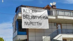 Başiskele’de asılan dev pankartı görenler şaştı kaldı