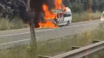 TEM’de minibüs alev alev yandı