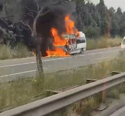 TEM’de minibüs alev alev yandı