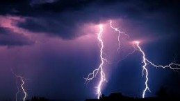 Yıldırım düşmesinin ağacı parçaladığı anlar kamerada 