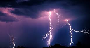 Yıldırım düşmesinin ağacı parçaladığı anlar kamerada 