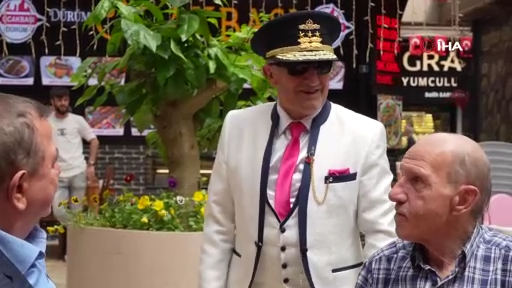 İzmit’in en renkli adamı: Büyük ilgi görüyor