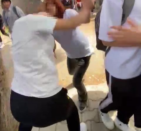 Okulda saç saça baş başa kavga