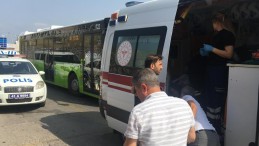 Otobüsün camı çarpmanın şiddetiyle kırıldı: Yaralılar var
