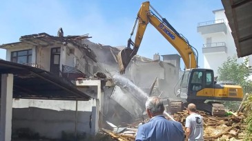 Gölcük’te yıkılan bina sayısı 131 oldu