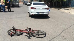 Mahallede bisiklet süren çocuk otomobile çarptı