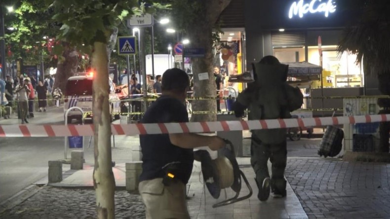 Cami önünde şüpheli valiz paniği