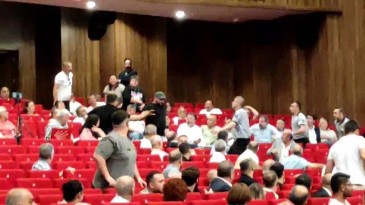 Salonda ipler gerildi: CHP’li milletvekilinin kuzeni “Seni vururum” diyerek koştu