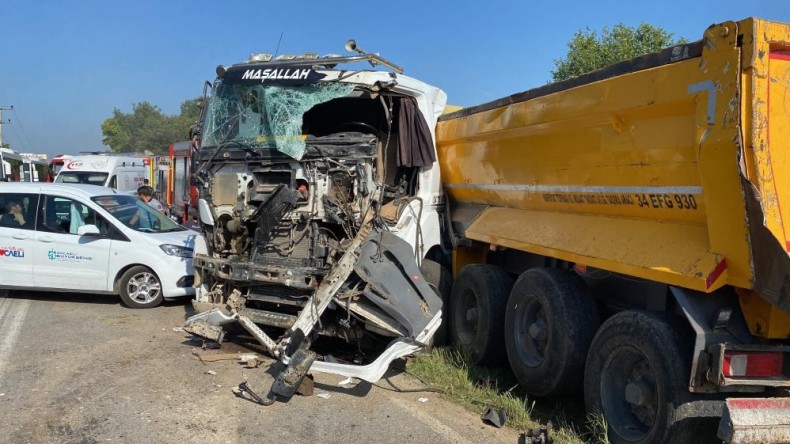 Kartepe’de otobüs ile TIR çarpıştı: 27 yaralı