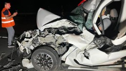 Kamyonete çarpan hafif ticari araç hurdaya döndü