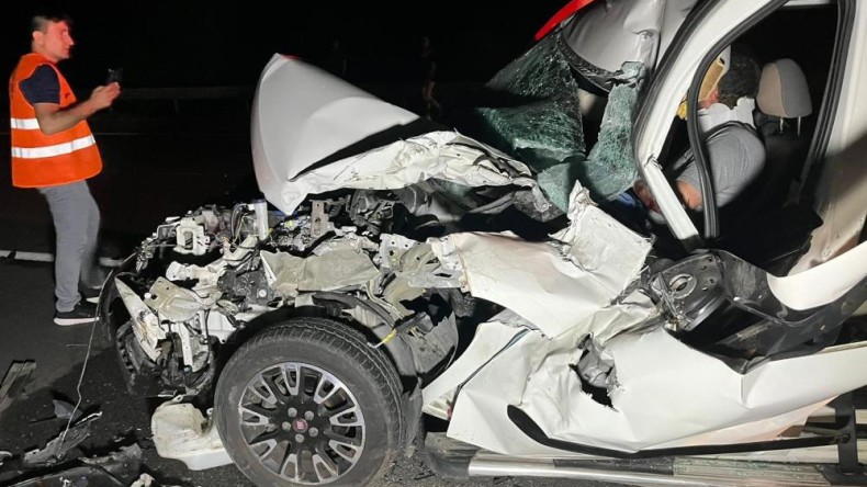 Kamyonete çarpan hafif ticari araç hurdaya döndü