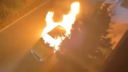 Otomobil alev alev yandı