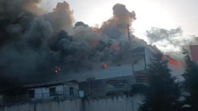 Kereste fabrikası alev alev yandı: Dumanlar D-650 karayolunu kapladı