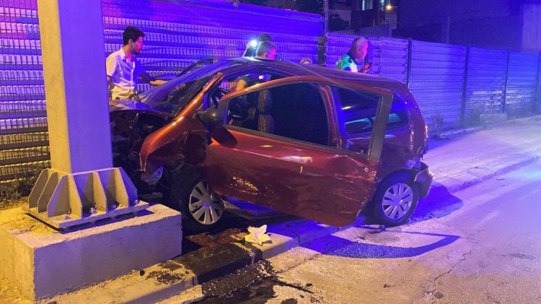 Otomobil tır ve tabela direğine çarptı: 4 yaralı