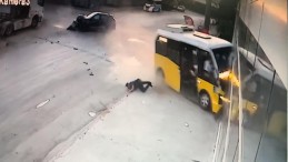 Otomobil yolcu taşıyan minibüse çarptı: 10 yaralı