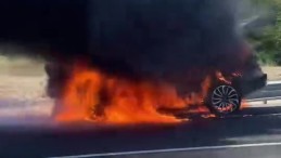 Seyir halindeki otomobil alev topuna döndü