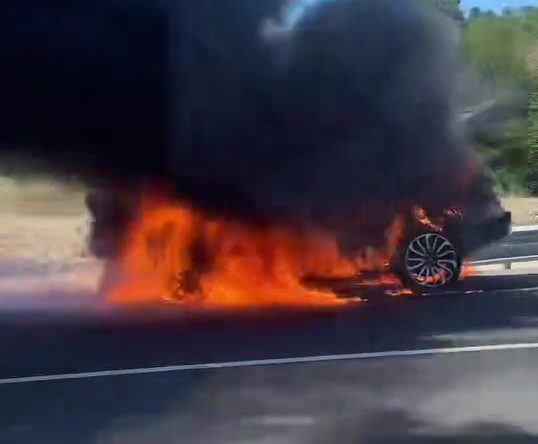 Seyir halindeki otomobil alev topuna döndü