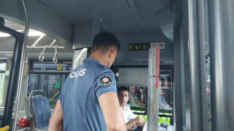 Bebek arabası kapıya sıkıştı, öfkeli baba sürücüye saldırdı