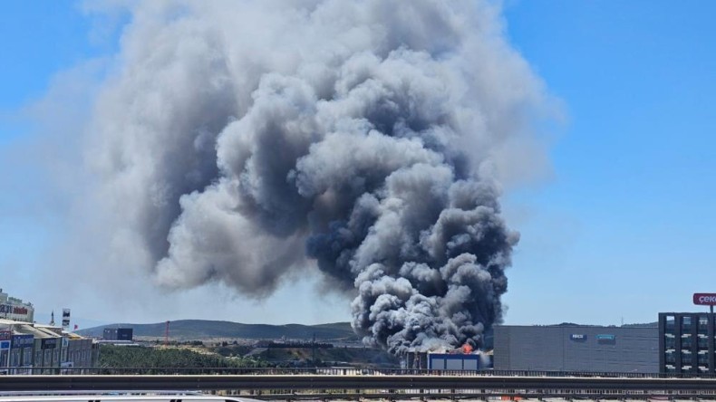 Kocaeli’de fabrika alevlere teslim oldu