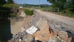 Köprü yıkılma tehlikesi geçiriyor: Yetkililer neyi bekliyor