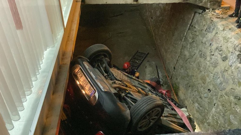 Otomobil evin bahçesine uçarak takla attı: 1’i ağır 2 yaralı