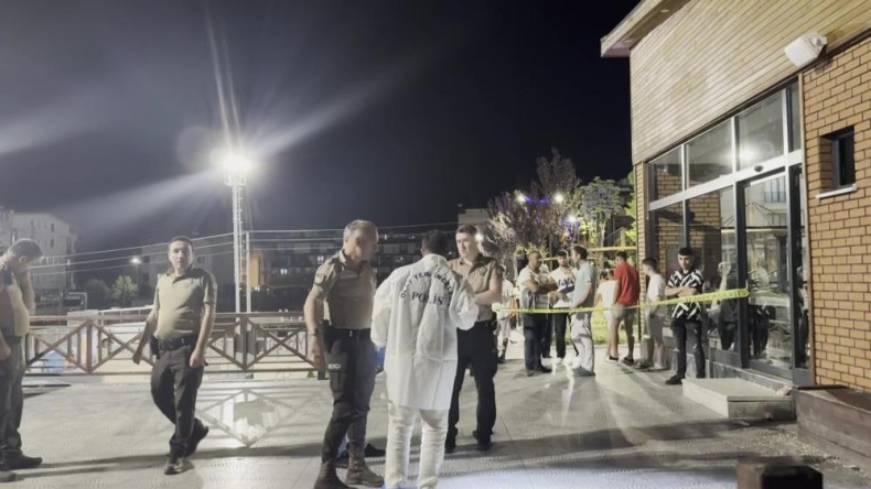 Parkta olay: 2 kişiyi bıçakladı