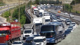 TEM Otoyolu’nda kaza: Kilometrelerce araç kuyruğu oluştu