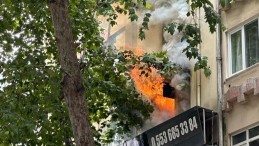 İzmit’in merkezinde korkutan yangın: Yolda araç kuyruğu oluştu