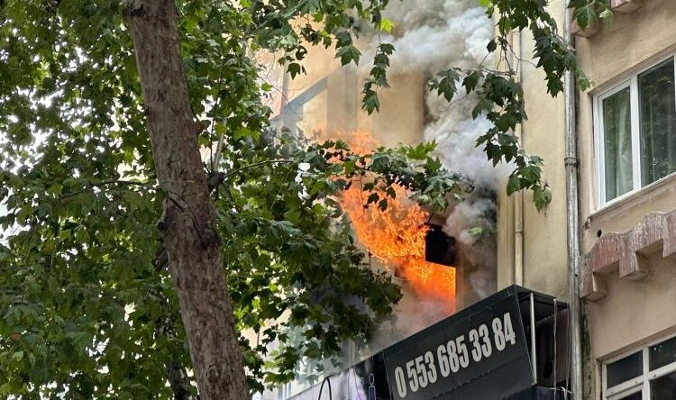 İzmit’in merkezinde korkutan yangın: Yolda araç kuyruğu oluştu