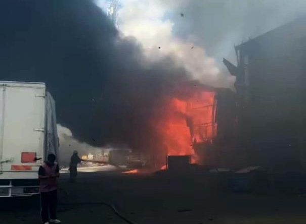 Korkunç yangın: Fabrika alevlere teslim oldu