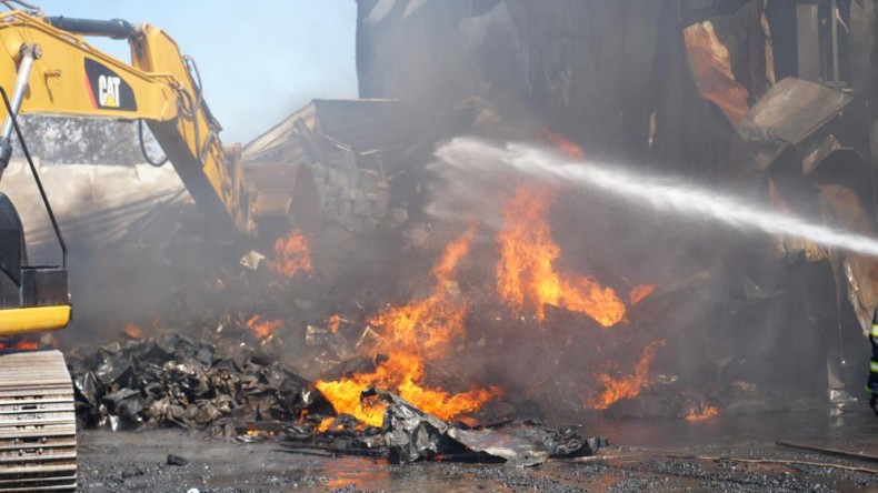 Boya fabrikasında yangın: Ev ve araçlar küle döndü