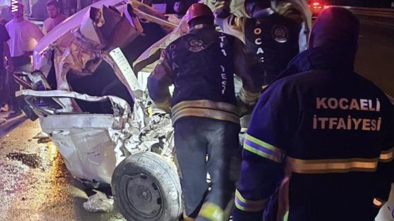 Otomobil kazada kağıt gibi ezildi: 4 yaralı