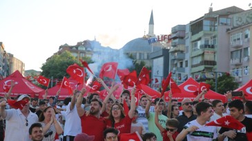 Kent meydanında çifte bayram coşkusu