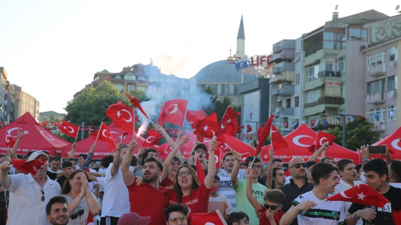 Kent meydanında çifte bayram coşkusu