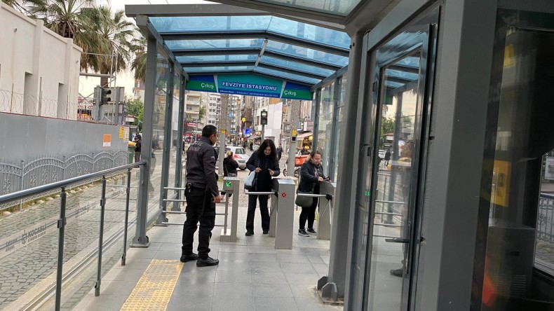 Tramvay istasyonlarındaki güvenlik görevlileri dikkat çekiyor