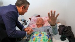 CHP’nin en yaşlı üyesini ziyaret etti, üye olan gençlere rozet taktı