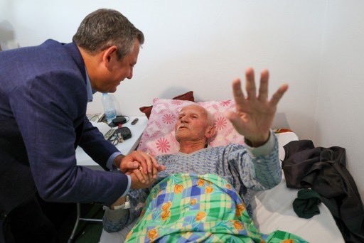 CHP’nin en yaşlı üyesini ziyaret etti, üye olan gençlere rozet taktı