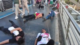 Üstlerine kırmızı boya sürerek köprüde Filistin’deki ölümlere tepki gösterdiler