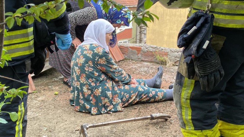 Yaşlı kadın tavukları için çıktığı çatıda mahsur kaldı