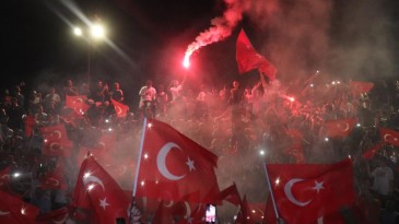 Milli takımın galibiyet coşkusu cadde ve sokaklara sığmadı