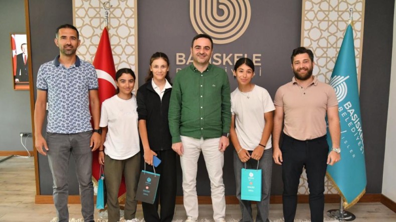 Başkan Özlü’den şampiyon gençlere hediye