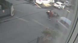 Otomobil ile çarpışan motosikletli kazadan böyle kurtuldu