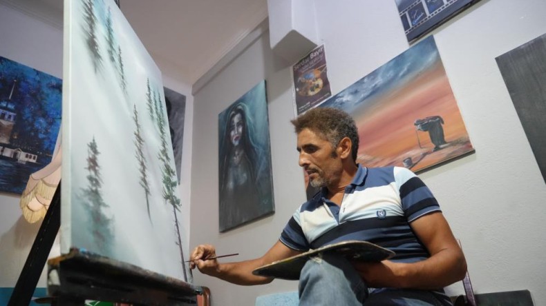 Ödülünü geri aldılar, sanata daha sıkı sarıldı