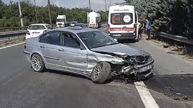 Otomobil bariyerlere çarptı; Yaralı var