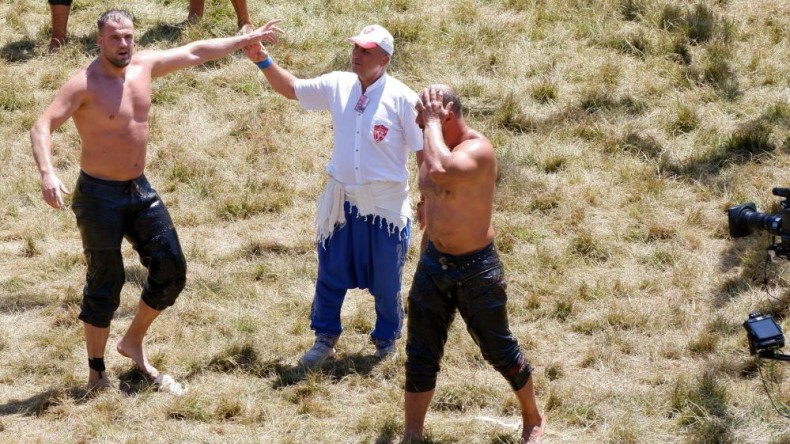 Hüseyin Gümüşalan Kırkpınar’da Başpehlivan Ali Gürbüz’ü yendi